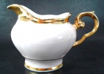 PORCELANA REAL - Cremeira em porcelana de tom rosa bebê com pintura em ouro na alça e ao redor da borda, além de filetação dourada na base. Peça em perfeito estado! Medindo 9 cm de altura 14 cm da alça ao bico.