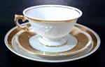 COMPOSÉ - Trio para café e bolo composto de xícara de pezinho Mauá, pires menor polonês Chodziez e pires maior Mauá. Medem 4,5 x 8 a xícara, 11 cm de diâmetro o pires menor e 13,5 cm de diâmetro o pires maior.
