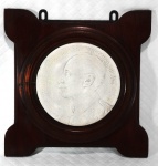 Decorativa placa comemorativa homenageando a figura do general Thaumaturgo de Azevedo manufaturada em madeira e terracota medindo 35,5 X 34,5 cm. OBS: Possui restauro lateral na madeira conforme última foto.