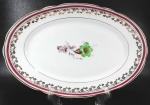 PORCELANA REAL S.P - Travessa em porcelana branca, oval, tamanho `M` decorada por flores e ramagens em sutil policromia e filetação dourada floral na borda.  Mede 22 cm de largura por 33 cm de comprimento.