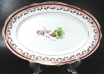 PORCELANA REAL S.P - Travessa em porcelana branca, oval, tamanho `P` decorada por flores e ramagens em sutil policromia e filetação dourada floral na borda.  Mede 19 cm de largura por 29 cm de comprimento.