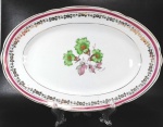 PORCELANA REAL S.P - Travessa em porcelana branca, oval, tamanho `G` decorada por flores e ramagens em sutil policromia e filetação dourada floral na borda  Mede 24 cm de largura por 37 cm de comprimento.