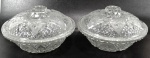 Belo par de compoteiras em vidro moldado translúcido rico em detalhes, decoradas por rosas, florões e recortes geométricos ao gosto `Bico de Jaca`. Medem 12 cm de altura por 17,5 cm de diâmetro cada.