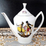 PORCELANA POZZANI - CONDESSA - Bule para café em porcelana branca modelo Condessa com rica decoração de fidalgos em policromia e filetação dourada medindo 19,5 cm de altura por 19 cm de comprimento.