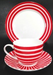 CASHMERE - Trio para chá e bolo modelo `Cashmere` em porcelana de tons branco/vermelho e filetes negros medindo 7 X 9,5 a xícara / 14,5 cm de diâmetro o píres / 20 cm de diâmetro o prato para bolo.