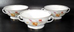 PORCELANA REAL - Lote contendo 3 consumés em porcelana Real decorados por flores em policromia e filetação dourada nas bordas. Não possuem pires. Medem 5,20 cm de altura por 12 cm de diâmetro cada.