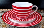 CASHMERE - Trio para chá e bolo modelo `Cashmere` em porcelana de tons branco/vermelho e filetes negros medindo 7 X 9,5 a xícara / 14,5 cm de diâmetro o píres / 20 cm de diâmetro o prato para bolo.