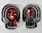 Decorativos e colecionáveis cinzeiros em vidro no formato de crânio com interior colorido e desenhos no estilo Tattoo Art em rica policromia. Medem 3,5 cm de altura por 9,5 cm de comprimento cada.