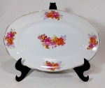 PORCELANA REAL S. PAULO - Travessa rasa em porcelana branca decorada por rosas e ramagens em policromia além de filetação dourada nas bordas. Medem 28 cm de comprimento e 18 cm de largura cada.