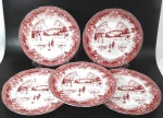 PORCELANA SANGO - Lote contendo 5 pratinhos para pão decorados por cena bucólica e borda com detalhes de pinhas, guirlandas e flores em monocromia de tom bordô. Medem 16,5 cm de diâmetro cada.