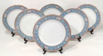 PORCELANA SCHMIDT - Belo jogo de 6 pratos para sobremesa em porcelana Schmidt Voyage com rica decoração floral sobre faixa de tom azul bebê e filetação dourada. Medem 19 cm de diâmetro cada.