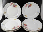 PORCELANA RENNER - Jogo contendo 6 pratos para sobremesa em porcelana branca ricamente decorada por flores e rosas em policromia e filetação dourada nas bordas. Medem 19 cm de diâmetro cada.