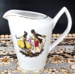PORCELANA POZZANI - CONDESSA - Cremeira em porcelana branca modelo Condessa com rica decoração de fidalgos em policromia e filetação dourada medindo 12 cm de altura por 13 cm de comprimento.