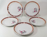 PORCELANA SCHMIDT - Conjunto de 5 pratos para lanche em porcelana branca decorada por rosas e folhagens, além de arabescos em ouro sobre faixa de tom bordô. Medem 18 cm de diâmetro cada.