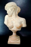 Rica escultura terracota em forma de busto feminino sobre coluna de base quadrada rica em detalhes, assinada Contini no verso (costas) e mede 29 cm de altura por 16 cm de comprimento.