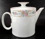 PORCELANA RENNER MEDAILLON - Lindo bule em porcelana branca ricamente decorado por flores em tons sutis de confortante policromia. Mede 15 cm de altura por 19,5 cm de uma alça a outra.