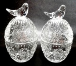 Par de porta confeitos / púcaros em vidro translúcido decorados por figuras de pássaros nas pegas da tampa e mandalas em alto relevo. Medem 16 cm de altura por 9 cm de diâmetro cada.