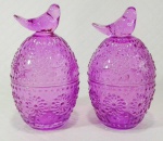 Par de porta confeitos / púcaros em belo tom lilás decorados por figuras de pássaros nas pegas da tampa e mandalas em alto relevo. Medem 16 cm de altura por 9 cm de diâmetro cada.