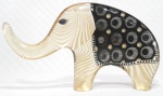 PALATNIK – Escultura cinética representando elefante holográfico em resina de poliéster de manufatura Abraham Palatnik. Medindo 15,5 cm de altura por 25,5 cm de comprimento. 