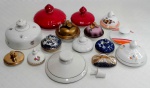 MISCELÂNEA - Lote contendo 16 tampas de porcelana em tamanhos e modelos variados, para bule, manteigueira, açucareiro e afins. Maior tamanho 7 x 10 cm e menor tamanho 3,5 cm.