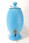 Grande talha/filtro para água (possui tampa) em porcelana de tom azul celeste original dos anos 60. Mede 47 cm de altura por 23 cm de comprimento e 72 cm de circunferência.