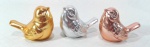 Decorativo trio de pássaros em porcelana nos tons bronze / prata / ouro ricos em detalhes e de muito bom gosto! Medem 6,5 cm de altura por 8 cm de comprimento cada.