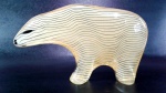 PALATNIK – Escultura cinética representando urso polar em resina de poliéster de manufatura Abraham Palatnik. Medindo 11,5 cm de altura por 20 cm de comprimento. 
