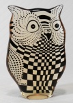 PALATNIK – Escultura cinética representando coruja xadrez em resina de poliéster de manufatura Abraham Palatnik. Medindo 12 cm de altura por 8 cm de comprimento. 