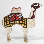 PALATNIK – Escultura cinética representando camelo em resina de poliéster de manufatura Abraham Palatnik. Medindo 19,5 cm de altura por 22,5 cm de comprimento. 
