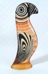 PALATNIK – Escultura cinética representando papagaio em resina de poliéster de manufatura Abraham Palatnik. Medindo 19,5 cm de altura por 8 cm de comprimento. 