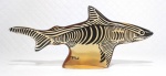 PALATNIK – Escultura cinética representando tubarão em resina de poliéster de manufatura Abraham Palatnik. Medindo 12,5 cm de altura por 27 cm de comprimento. 