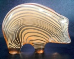 PALATNIK – Escultura cinética representando porco em resina de poliéster de manufatura Abraham Palatnik. Medindo 7,5 cm de altura por 10,5 cm de comprimento. 