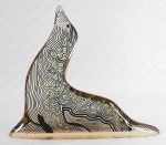 PALATNIK – Escultura cinética representando foca em resina de poliéster de manufatura Abraham Palatnik. Medindo 13 cm de altura por 15,5 cm de comprimento. 