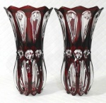 Par de vasos no estilo `Doublé` em tons vinho / translúcido ricamente decorados por gotas e circulos. Medem 19,5 cm de altura por 10,5 cm de diâmetro cada. 