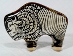 PALATNIK – Escultura cinética representando bisão em resina de poliéster de manufatura Abraham Palatnik. Medindo 7,5 cm de altura por 10 cm de comprimento. 