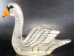 PALATNIK – Escultura cinética representando cisne em resina de poliéster de manufatura Abraham Palatnik. Medindo 10 cm de altura por 13 cm de comprimento. 