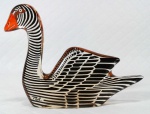 PALATNIK – Escultura cinética representando cisne em resina de poliéster de manufatura Abraham Palatnik. Medindo 10 cm de altura por 13 cm de comprimento. 