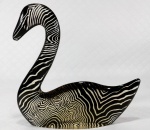 PALATNIK – Escultura cinética representando cisne em resina de poliéster de manufatura Abraham Palatnik. Medindo 19 cm de altura por 19 cm de comprimento. 