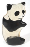 PALATNIK – Escultura cinética representando panda em resina de poliéster de manufatura Abraham Palatnik. Medindo 16 cm de altura por 9 cm de comprimento. 