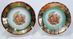 PORCELANA DP 541 - Par de pratos para lanche em porcelana com farta douração decorada por cena bucólica em policromia. Medem 18 cm de diâmetro cada.