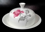 PORCELANA RENNER - Manteigueira em porcelana branca manufatura Renner decorada por rosa em monocromia. Mede 9 cm de altura por 17 cm de diâmetro.