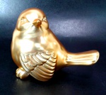 Grande e belo pássaro em porcelana de tom ouro fosco, rica em detalhes e muito decorativa! Mede 9,5 cm de altura por 13,5 cm de comprimento.