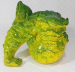 Escultura representando Cão de Fó em policromia verde/amarelo rica em detalhes medindo 12,5 cm de altura por 13 cm de comprimento.