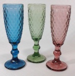 Lote contendo 3 flutes para espumante em vidrão nos tons bordô, verde e azul medindo 20 cm de altura por 5,5 cm de diâmetro cada.