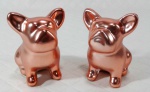 Decorativo par de cães em porcelana de tom cobre ricos em detalhes medindo 6,5 cm de altura por 6 cm de comprimento cada. 