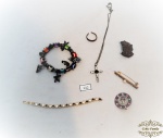 Lote 7 Bijuterias Diversas Sendo 1 Cordão com Pingente, 2 pulseiras, 3 broches e 1 anel.