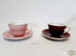 2 Xicaras de Chá em Porcelana Colorida Friso Dourado Steatita. Medidas: 6,5 cm altura x 8,5 cm diametro e Pires 14 cm diametro.