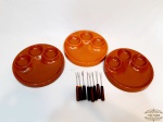 Lote 3 Pratos Para Fondue em Porcelana Vitrificada e 8 Garfinhos. Medida Pratos 23,5 diametro e Garfos 13,5 cm comprimento.