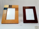 2 Porta retratos. moldura em amdeira. Medida maior 21X16 cm, menor 19,5X15 cm.