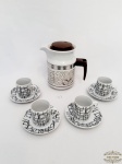 Lote 5 Peças Sendo 1 Jarra Pozzani e 4 Xicaras em Porcelana Branca e Preta. Medidas  Jarra 16 cm altura x 7 diametro , Xicaras 5,5 cm altura x 5 cm diametro , Pires 10 cm diametro.